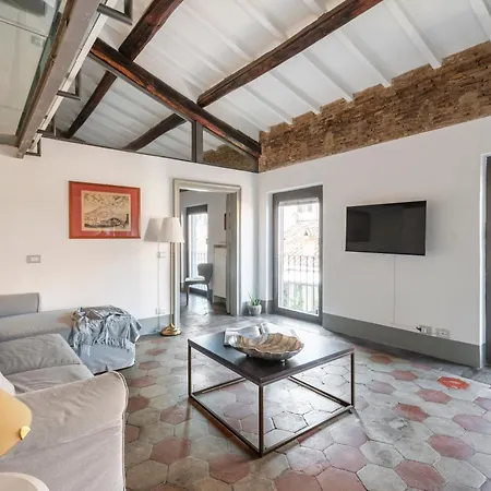 The Charming Attic - Piazza Di Spagna Area Apartment